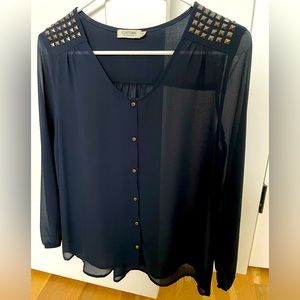 See through shirt with details on shoulder. Navy blue